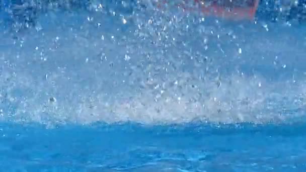 Helder water in het zwembad — Stockvideo