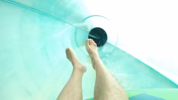 Deslizándose por el tubo en el parque acuático — Vídeo de stock