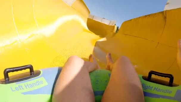 Sjezd do trubice na aqua park — Stock video