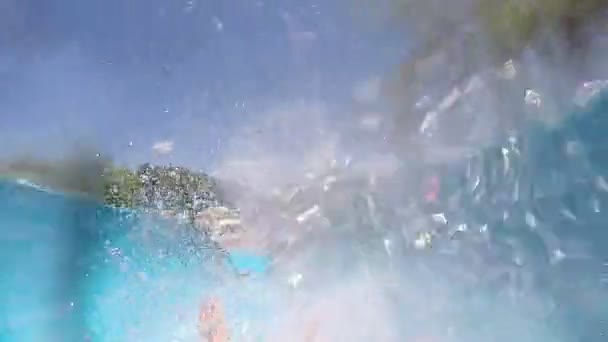 Röhre im Aquapark herunterrutschen — Stockvideo