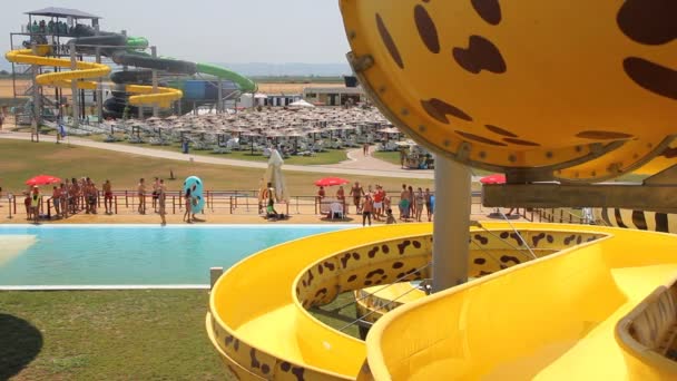 Personas que se relajan en el parque con paseos en agua — Vídeo de stock