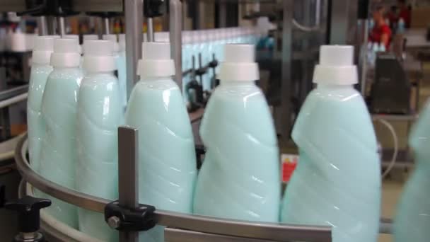 Жидкое моющее средство на производственной линии — стоковое видео