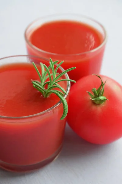 ガラスのトマトジュースと木の背景の新鮮なトマト — ストック写真