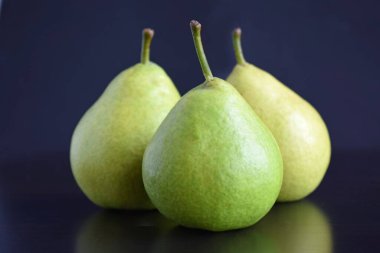 Siyah arka planda sulu yeşil armutlar. Sağlıklı yiyecekler..