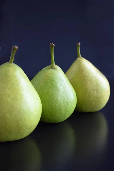 Pêras Verdes Suculentas Fundo Preto Comida Saudável — Fotografia de Stock