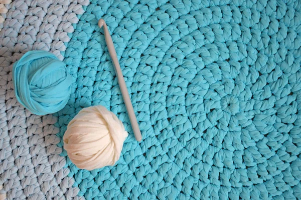 蓝色和白色纱制成的圆形针织地毯 手工制作 — 图库照片