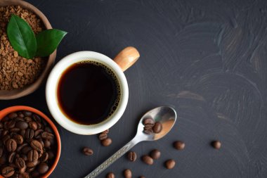 Taze aromatik kahve. Kahve çekirdekleri ve fincanda öğütülmüş kahve..