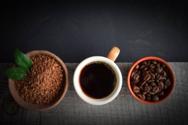 Taze aromatik kahve. Kahve çekirdekleri ve fincanda öğütülmüş kahve..