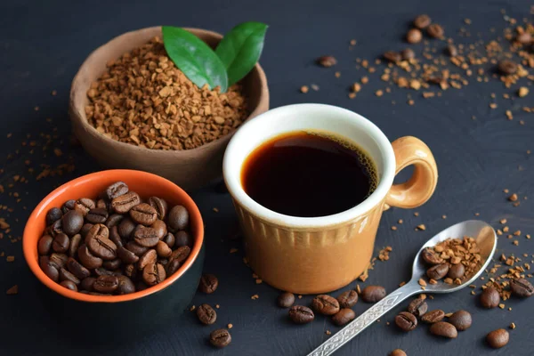 Verse Aromatische Koffie Koffiebonen Gemalen Koffie Een Kopje — Stockfoto