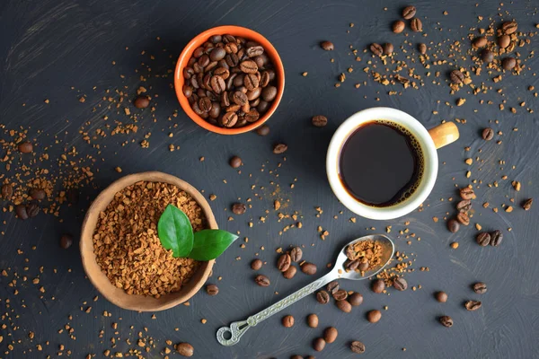 Frischer Aromatischer Kaffee Kaffeebohnen Und Gemahlener Kaffee Einer Tasse — Stockfoto