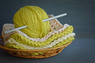 Gri arka planda örgü örmek için yün ipliği. Bir hobi..