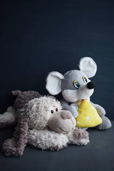 Zabawki Dla Dzieci Szarym Tle Często Pluszowe Zwierzęta — Zdjęcie stockowe