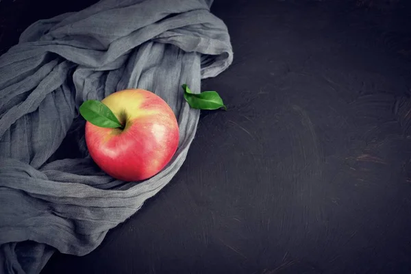 Uma Maçã Vermelha Madura Fundo Preto Frutas Saudáveis — Fotografia de Stock