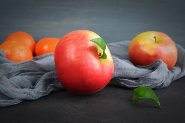 Maçãs Vermelhas Maduras Tangerinas Fundo Cinzento Frutos Saudáveis — Fotografia de Stock