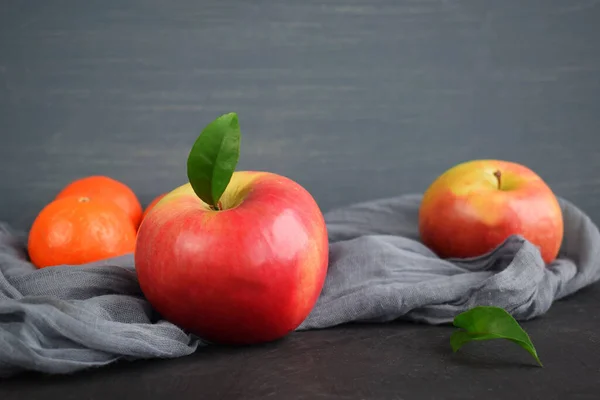 Maçãs Vermelhas Maduras Tangerinas Fundo Cinzento Frutos Saudáveis — Fotografia de Stock