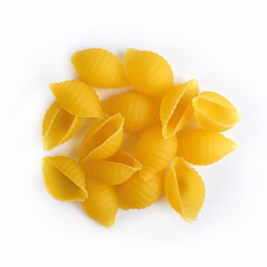 Beyaz arkaplanda çiğ makarna.