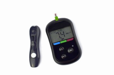 Beyaz arka planda kan şekeri ve glikoz ölçer ölçmek için bir aygıt.