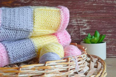 Ahşap bir arka planda iplik ve örgü kumaş.