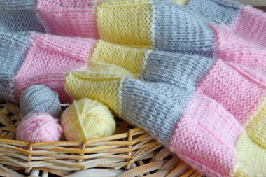 Ahşap bir arka planda iplik ve örgü kumaş.