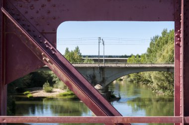 Nehir Esla üzerinde eski demir köprü