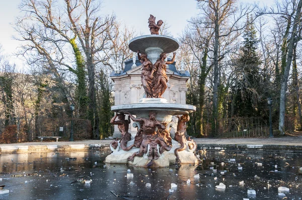 在皇家宫殿的拉格兰哈德圣伊尔德丰花园喷泉 — 图库照片