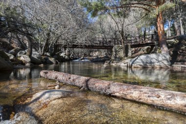 Manzanares Nehri üzerinde ahşap köprü