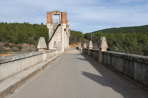 Route sur le barrage du réservoir El Vado — Photo