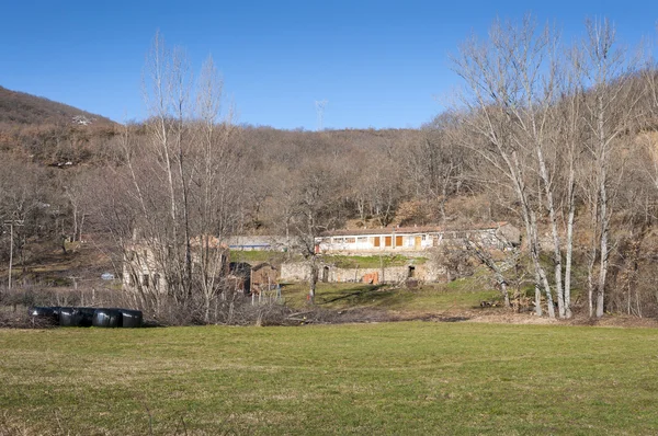 Agritourisme en ruine à La Pola de Gordon — Photo