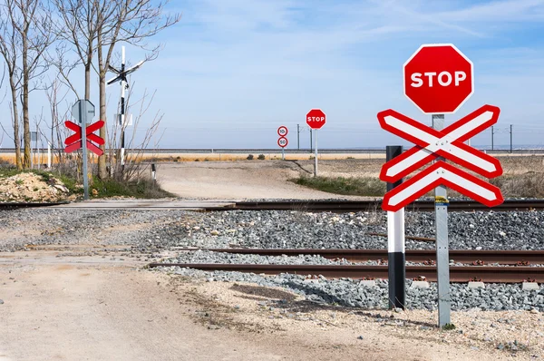 Señal de stop en un cruce a nivel sin barrera — Foto de Stock