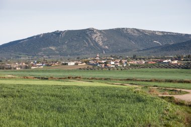Küçük hamlet La Mancha bir tarım peyzaj içinde