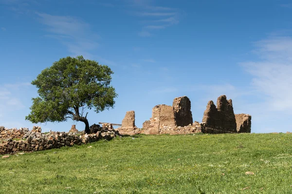 Casale in rovina in un paesaggio agricolo nelle montagne di Toledo — Foto Stock