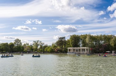 El Retiro Park gölde kürek çekmeye turist