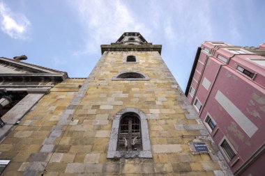 Azize Meryem Kilisesi 'nin çan kulesi. İspanya, Bermeo 'daki en yeni kilise.