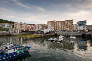 BERMEO, İspanya - 17 AĞUSTOS 2017: Deniz limanından İspanya 'nın Bermeo kentinin manzarası
