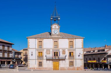 RIAZA, İspanya - 29 Ekim 2017: İspanya 'nın Segovia eyaletine bağlı küçük bir köy olan Riaza Belediye Sarayı