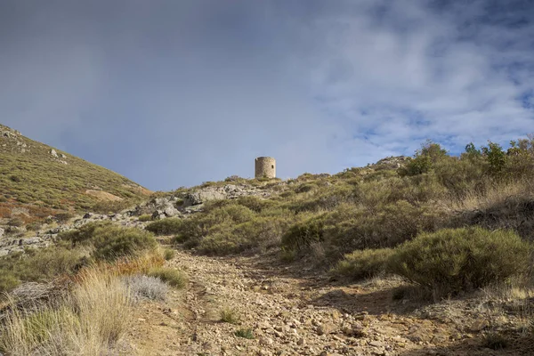 旧风车 用于矿物研磨 始建于1659年 照片摄于西班牙马德里省Bustarviejo市的一个废弃银矿 — 图库照片