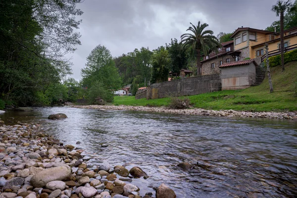 Uitzicht Rivier Miera Het Dorp Lierganes Provincie Cantabrië Spanje — Stockfoto