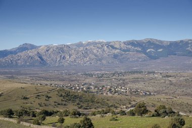 İspanya 'nın Madrid eyaletindeki Colmenar Viejo belediyesindeki Aziz Peter Tepesi' nden Guadarrama Dağları 'nın panoramik manzarası