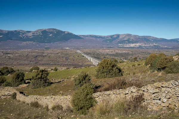 西班牙马德里Colmenar Viejo市从圣彼得峰出发的马德里 塞戈维亚 瓦拉多利德高速铁路景观 — 图库照片