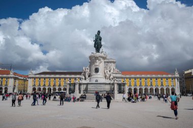 LISBON, PORTUGAL - 18 Nisan 2019: Kral 1. Jose 'nin Binicilik Heykeli Açılışı 1777 yılında Portekiz 'in Lizbon kentindeki Ticaret Meydanı' nda yapılmıştır.