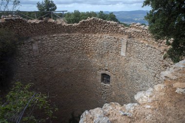 Yazı Tipi Roja Doğal Parkı 'ndaki eski buz evi, Alicante, İspanya