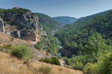 Jucar Nehri 'nin manzarası Ventano del Diablo' nun bakış açısından Cuenca Doğal Parkı 'nın Serrania' sı, İspanya Cuenca ili.