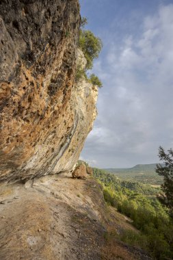 İspanya 'daki Serrania de Cuenca Doğal Parkı' ndaki Una lagününün yakınındaki uçurumlarda bir patika.