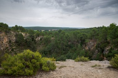 İspanya 'nın Cuenca eyaletindeki Kanada del Hoyo Gölleri' nin Doğal Anıtı 'ndaki Karistik manzara