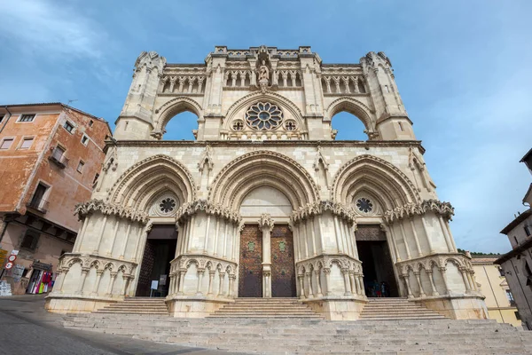 スペインキュエンカ2020年8月10日キュエンカ大聖堂のファサード1196年に建てられたゴシック様式の建物 — ストック写真