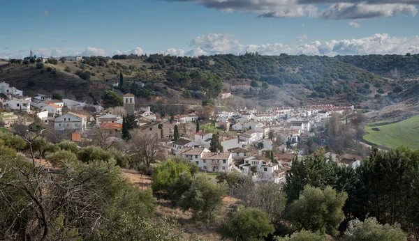İspanya 'nın Madrid eyaletinde küçük bir köy olan Olmeda de las Fuentes' in manzarası