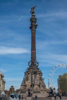 BARCELONA, İspanya - 7 Aralık 2023 Kolomb Anıtı, üzerinde Kristof Kolomb 'un deniz manzaralı heykeli olan uzun bir sütun. La Rambla 'nın alt ucunda önemli bir dönüm noktasıdır.