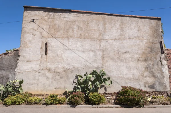 Küçük bir köy içinde beton duvar — Stok fotoğraf