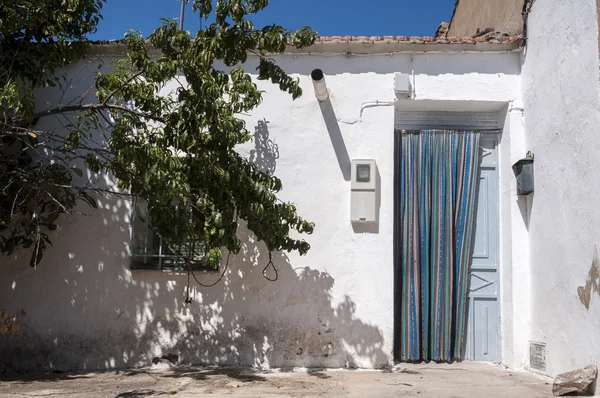 Casa tradicional en una pequeña aldea en La Mancha —  Fotos de Stock