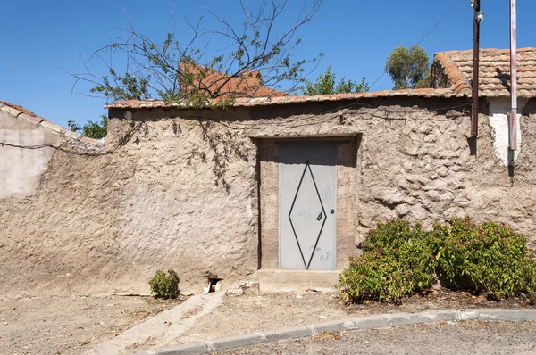 Perinteinen katu pienessä kylässä La Manchassa — kuvapankkivalokuva